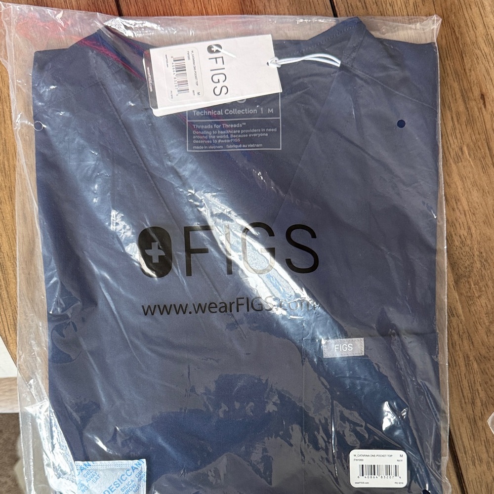 Figs Women Catarina One Pocket Scrub Top - Picture 2 of 4